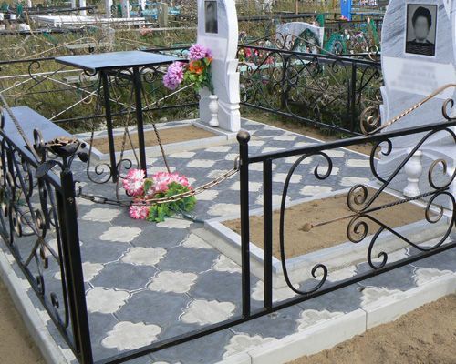 обустройство могил тротуарной плиткой на кладбище