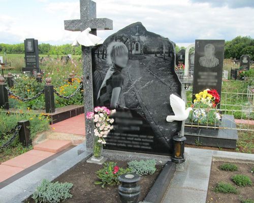 памятники на кладбище