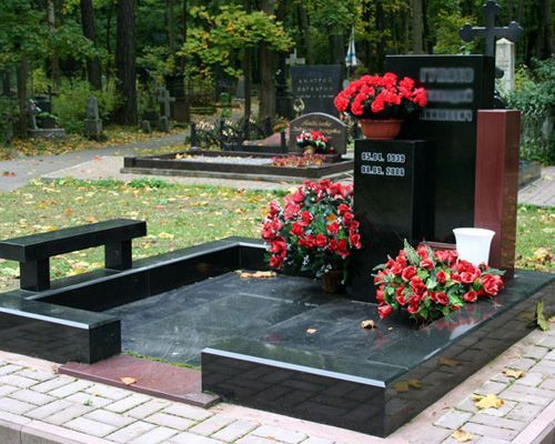 памятник на могилу из гранита
