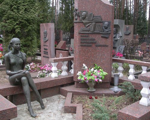 розовый памятник на могилу